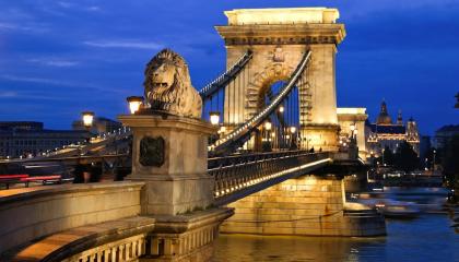 El puente de las cadenas es uno de las estructuras más importantes de Budapest.