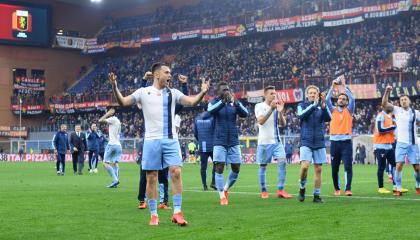 Los jugadores de Lazio, en el final del encuentro, festejan la victoria con su hinchada.