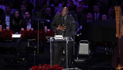 Michael Jordan ofreció uno de los discursos más emotivos en el homenaje a Kobe Bryant.