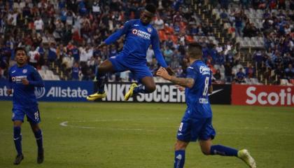 El volante ecuatoriano anotó el 4-0 en la victoria del Cruz Azul.