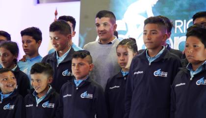 Richard Carapaz junto a los integrantes del Club de Alto Rendimiento. 