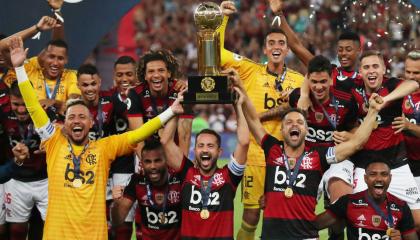 Los futbolistas de Flamengo festejan por primera vez el título de la Recopa Sudamericana.