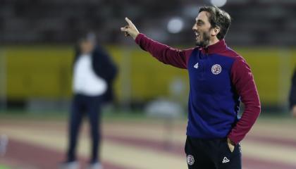 Luis Zubeldía durante el partido de Lanús ante Universidad Católica en el estadio Olímpico Atahualpa. 