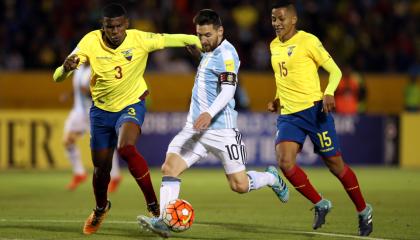 Lionel Messi maneja el balón en un partido frente a Ecuador, el 10 de octubre de 2017, en Quito.