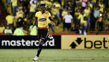 Fidel Martínez celebra uno de los goles con Barcelona, en el estadio Monumental, en la Copa Libertadores 2020.