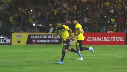 Los jugadores de Ecuador festejan un gol en un partido amistoso en 2019.