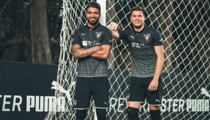 Rodrigo Aguirre (izquierda) y Carlos Rodríguez (derecha) posan con el nuevo uniforme.