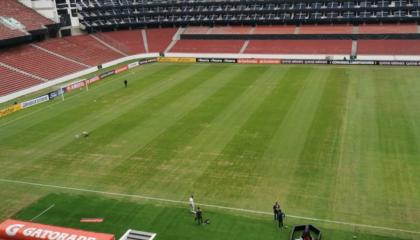 Así estaba el césped del Rodrigo Paz Delgado, antes del partido ante River Plate, el 4 de marzo de 2020. 