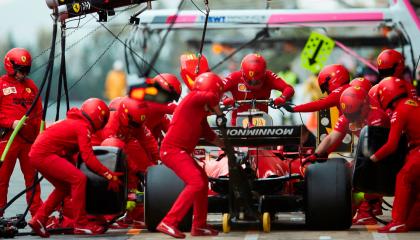 El equipo de mecánicos de la escudería Ferrari asisten al piloto Charles Leclerc en los pits.