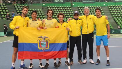 El equipo ecuatoriano, tras ganar la serie frente a Japón, en Miki, el 7 de marzo de 2020.