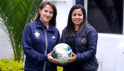 Melanie Gutiérrez (izquierda) y Valeria Palacios (derecha) juegan en el Club Deportivo El Nacional.