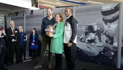 El Príncipe Enrique y Lewis Hamilton, durante la inauguración del museo en Silverstone.