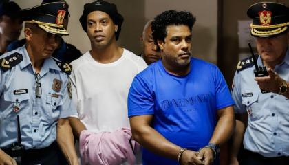 Ronaldinho y su hermano, a su llegada al Palacio de Justicia de Paraguay.