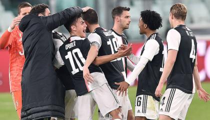 El equipo festeja el final del partido, tras obtener un triunfo y volver a la cima de la tabla.