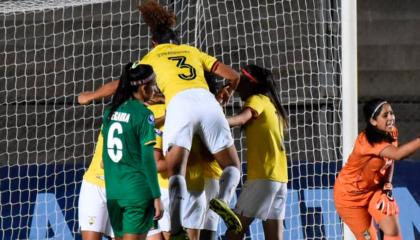 Las jugadoras de la Selección femenina Sub 20 festejan el gol de la victoria.