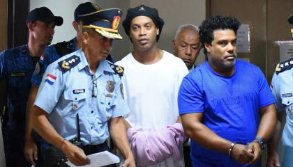 Ronaldinho cumple su primer mes retenido por la justicia paraguaya. 