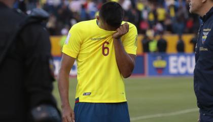 Cristhian Noboa luce abatido, después de la derrota de Ecuador ante Perú, el 5 de septiembre de 2017 en el estadio Olímpico Atahualpa. 