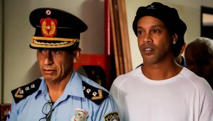 Ronaldinho Gaúcho permanece en prisión preventiva en Paraguay tras portar pasaportes falsos. 