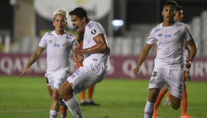 El defensa Lucas Verissimo festeja el gol para su equipo en Copa Libertadores.