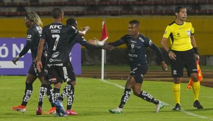 Los jugadores de Independiente del Valle celebrando un gol, el equipo está en el Grupo A de la Copa Libertadores.