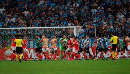 El clásico de Porto Alegre terminó con ocho jugadores expulsados, en la segunda fecha de Copa Libertadores.