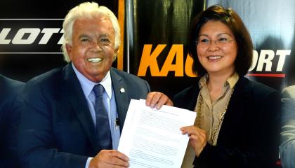 El presidente de la Federación, Danilo Carrera, junto a la presidenta de KAO.