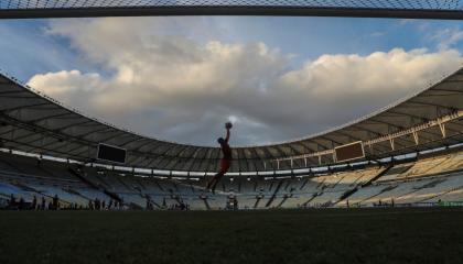 El estadio Maracaná de Río de Janeiro luce vacío en un partido de fútbol. La FIFPro teme por los jugadores.