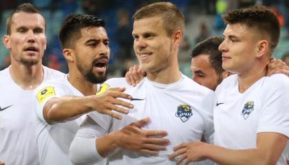 Cristhian Noboa milita en el PFC Sochi de Rusia y celebran un gol junto a sus compañeros de equipo.