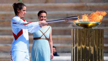 La saltadora con pértiga griega Katerina Stefanidi, medallista de oro olímpica y campeona mundial, enciende la antorcha olímpica.