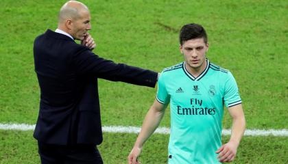 El delantero del Real Madrid, Luka Jovic, tras abandonar el campo de juego en un partido por el campeonato español. 