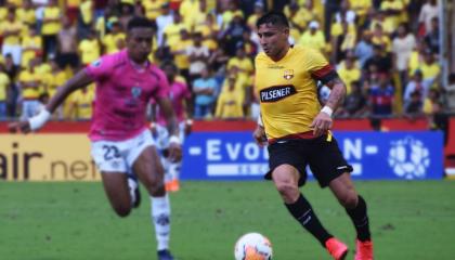 Mario Pineida salió expulsado en el partido frente a Independiente del Valle por Libertadores.