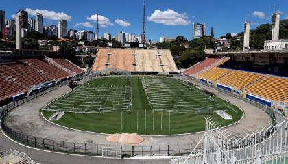 Obreros trabajan en la construcción de un hospital de campaña en el estadio.