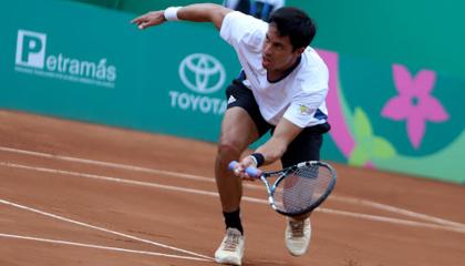 Gonzalo Escobar en uno de sus encuentro de tenis.