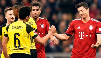 Thomas Delaney (I), del Dortmund y Robert Lewandoski (D), del Bayern, se saludan después de un ´partido de la Bundesliga el 6 de abril de 2019.