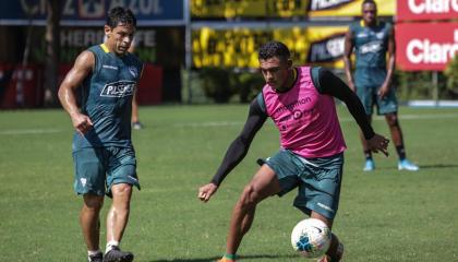 Jugadores de Barcelona SC en un entrenamiento en las canchas alternas del estadio Monumental.