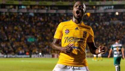 Enner Valencia, mientras festeja un gol en Tigres de México en un partido por la liga local.