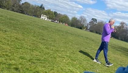 Mourinho camina por un parque de Londres, este miércoles 8 de abril.