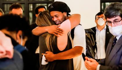 Ronaldinho Gaucho abraza a una amiga en la recepción del Hotel Palmaroga, el martes 8 de abril de 2020, en Asunción.