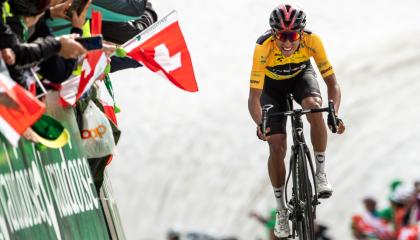 El ciclista colombiano Egan Bernal del Team  Ineos gana la séptima etapa de la carrera ciclista Tour de Suisse en Airolo, Suiza, el 21 de junio de 2019.