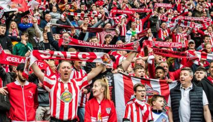 Un hincha del Sunderland no deja de apoyar al equipo en medio de la crisis deportiva.