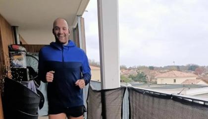 Elisha Nochomovitz, el francés que corrió una maratón en su balcón, el 28 de marzo.