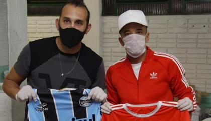 Los futbolistas posaron con las camisetas de Gremio e Inter, en el comedor de Porto Alegre.