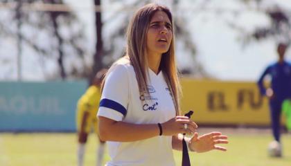 Emily Lima dirigiendo uno de los entrenamientos del equipo femenino, en la Casa de la Selección.