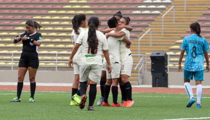 Las jugadoras de Universitario de deportes celebran un gol durante el campeonato 2019. 