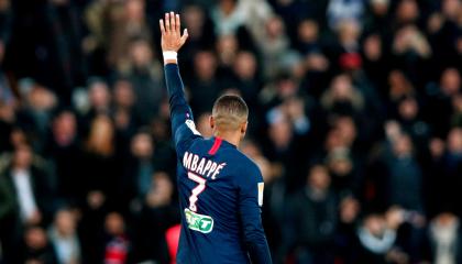 Kylian Mbappé, del Paris Saint Germain, celebra durante el partido de fútbol de cuartos de final de la Copa de la Ligue francesa entre PSG y Saint-Etienne en el estadio Parc des Princes en París, Francia, el 08 de enero.