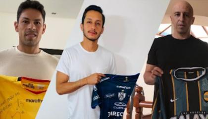 Los jugadores Matías Oyola, Hamilton Piedra y Wellingon Sánchez posan con las camisetas que serán subastadas.