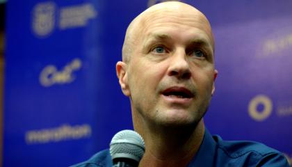 En la imagen, el seleccionador de Ecuador, Jordi Cruyff, en una rueda de prensa en Guayaquil.