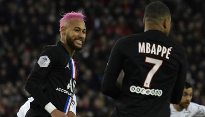 El brasileño Neymar y el francés Mbappé, festejan un gol para su equipo.