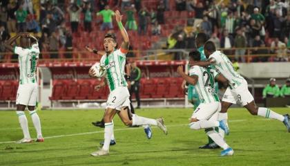 Celebración de un gol de Atlético Nacional en su victoria como visitante 3-4 frente a Equidad.