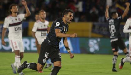 Cristian Pellerano festeja un gol en el partido frente a Flamengo, el 19 de febrero de 2020, en Quito.